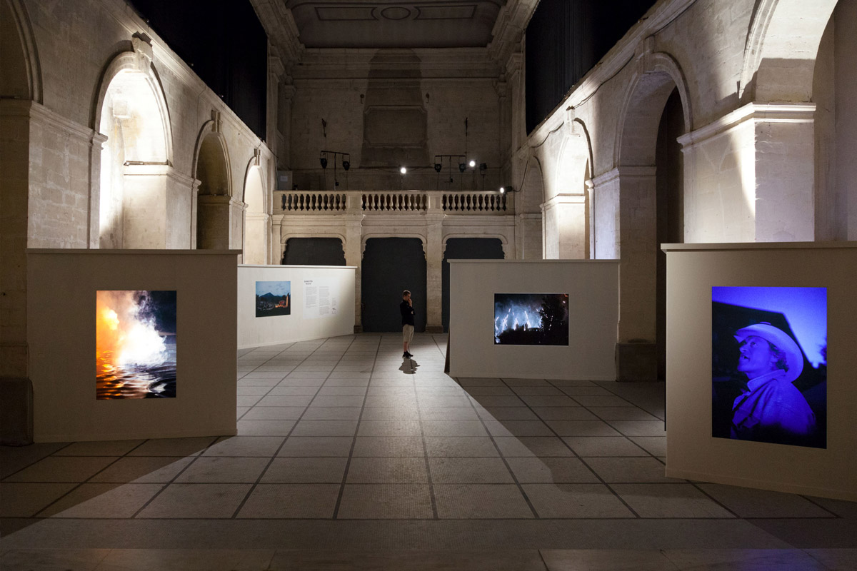 Quinze étés - Nocturne : Le Parvis, Avignon, 2019 — Photos : © Sasha Ertel — Commissaires : Sasha Ertel, Apolline Lamoril et Iris Winckler