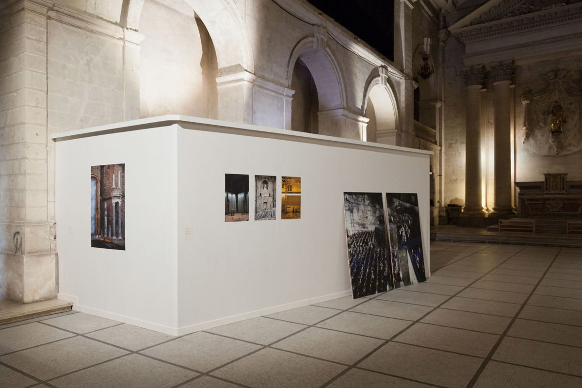 Quinze étés - Nocturne : Le Parvis, Avignon, 2019 — Photos : © Sasha Ertel — Commissaires : Sasha Ertel, Apolline Lamoril et Iris Winckler