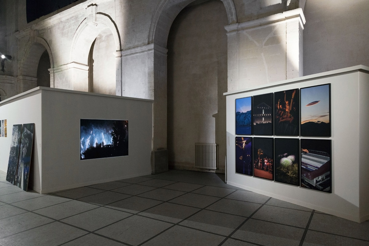 Quinze étés - Nocturne : Le Parvis, Avignon, 2019 — Photos : © Sasha Ertel — Commissaires : Sasha Ertel, Apolline Lamoril et Iris Winckler